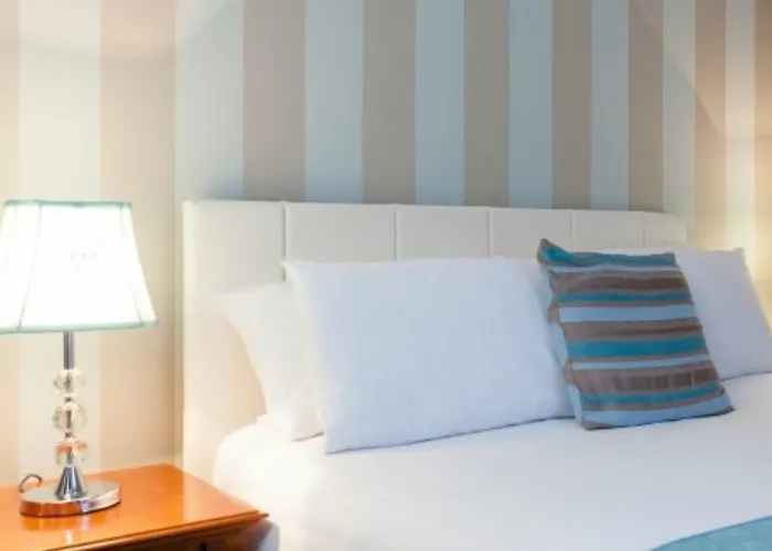 Amberley House By Thekeycollections 3*